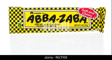 Winneconne, WI - 8 Febbraio 2019: un pacchetto di fragrante Abba-Zaba taffy candy bar isolato su un background Foto Stock