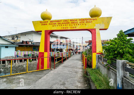 Pulau Ketam isola, Malaysia. Gennaio 2019. Le strade del villaggio con un tradizionale gate. Foto Stock