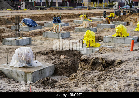 Costruzione di una fondazione in calcestruzzo per un nuovo edificio shop Foto Stock