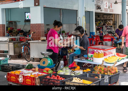 Pulau Ketam isola, Malaysia. Gennaio 2019. Il paople fare shopping al mercato alimentare Foto Stock