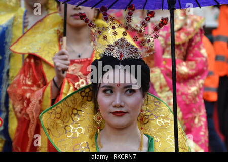 M ilan, Italia. 10 Febbraio, 2019. Milano è la celebrazione del Capodanno cinese ha avuto luogo nel febbraio 10th, segnando la transizione dall'anno del cane per il Anno del maiale. La tradizionale parata del drago attraversata la Milano di Chinatown, la più antica e la più grande comunità cinese in Italia, con un censimento di circa 25.000 persone. Credito: Laura Chiesa/Pacific Press/Alamy Live News Foto Stock