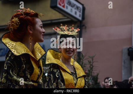 M ilan, Italia. 10 Febbraio, 2019. Milano è la celebrazione del Capodanno cinese ha avuto luogo nel febbraio 10th, segnando la transizione dall'anno del cane per il Anno del maiale. La tradizionale parata del drago attraversata la Milano di Chinatown, la più antica e la più grande comunità cinese in Italia, con un censimento di circa 25.000 persone. Credito: Laura Chiesa/Pacific Press/Alamy Live News Foto Stock