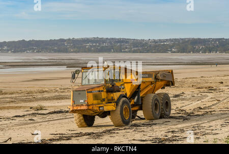 SWANSEA, GALLES - Ottobre 2018: carrello in movimento la sabbia sulla spiaggia a Swansea Foto Stock