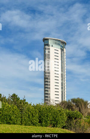 SWANSEA, GALLES - Ottobre 2018: La Torre a Meridian Quay a Swansea domina lo skyline della citta'. Foto Stock