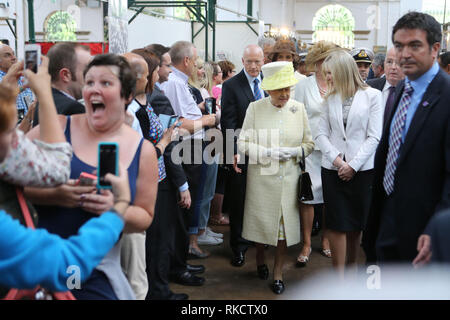 Una donna trys per fare un selfie mentre la Gran Bretagna è la Regina Elisabetta II tours St Georges Mercato in Belfast, Martedì 24 Giugno, 2014. La regina è su un tour di 3 giorni dell'Irlanda del Nord. Piscina Foto/Paolo McErlane Foto Stock