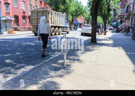 Donna ebrea ortodossa indossando abiti speciali per lo Shabbat, a Williamsburg, Brooklyn, New York Foto Stock