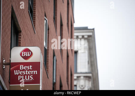 MONTREAL, Canada - 9 Novembre 2018: Best Western Plus logo sul loro hotel per Montreal, Quebec. Il Best Western è una catena americana di alberghi sparsi wo Foto Stock