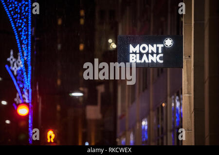 MONTREAL, Canada - 10 novembre 2018:: Montblanc logo sul loro negozio principale a Montreal, in Quebec. Montblanc è un produttore tedesco di scrittura di lusso ins Foto Stock