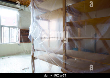 Spazio vuoto riempito con politene, appena in movimento o spostamento fuori o pronto per il rinnovo. Foto Stock