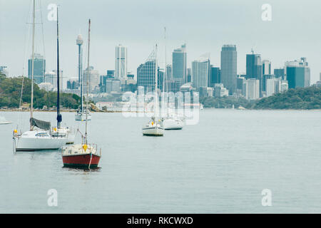Barche a vela e la vista di Sydney Australia in background Foto Stock