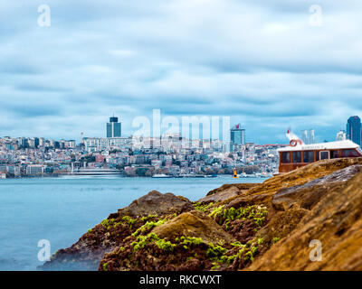 Bellissima vista di Istanbul con una lunga esposizione shot in Bosphorus - Istanbul. Foto Stock