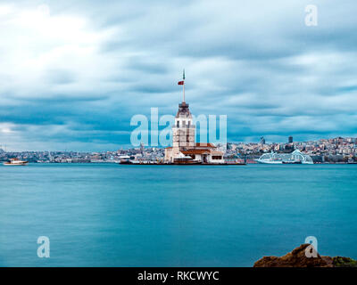 Maiden la torre sul Bosforo Istanbul con una lunga esposizione Foto Stock