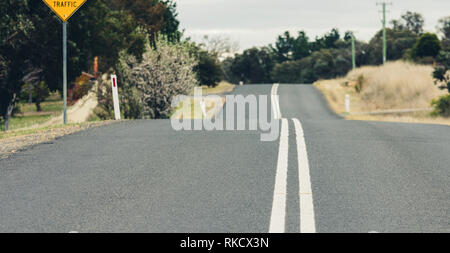 Asfalto open country road e auto in Australia Foto Stock