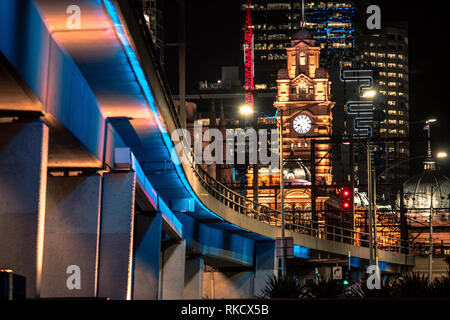 Melbourne skyline della città di notte Foto Stock