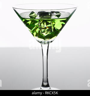 Absinthe cocktail con vodka nella coppetta Martini Foto Stock