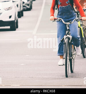 Ciclismo su strada di città immagini sfocate Foto Stock