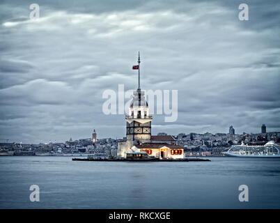 Maiden la torre sul Bosforo Istanbul con una lunga esposizione Foto Stock