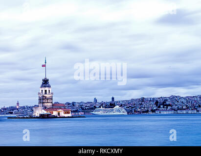 Maiden la torre sul Bosforo Istanbul con una lunga esposizione Foto Stock