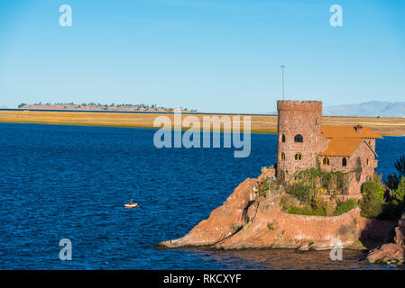 Casa nel Lago Titicaca nelle Ande peruviane a Puno Foto Stock