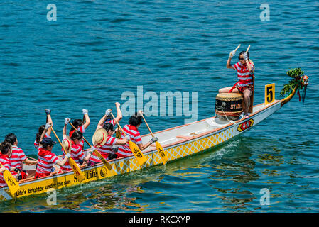 Hong Kong, Cina - 2 Giugno , 2014: persone racing il Dragon Boat Festival gara di Stanley beach Foto Stock