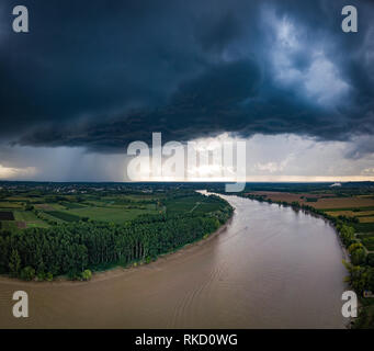 Il fiume con la tempesta e la pioggia in estate, fiume Garonne, Gironde, Francia Foto Stock