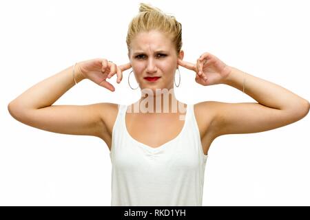 Una bella donna bionda copre le sue orecchie Foto Stock