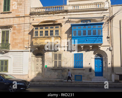 Colorati balconi in legno appesi sulle facciate degli edifici sono luoghi tipici in ed intorno a La Valletta a Malta Foto Stock