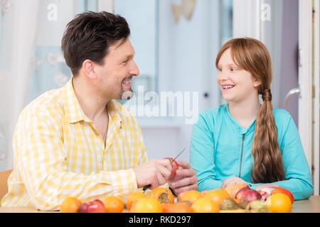 Ritratto di padre Felice e sua figlia con frutti Foto Stock