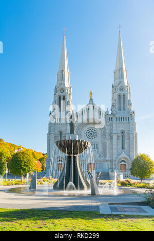 Esterno vista la mattina della Basilica di Sainte-Anne-de-Beaupre chiesa a Quebec, Canada Foto Stock