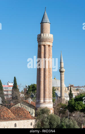 Rigati Minareto Yivli Minare a Antalya, in Turchia. Foto Stock