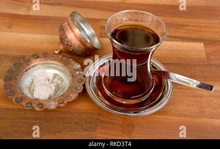 Bicchiere di tè turco servito con delizie Turche. Foto Stock