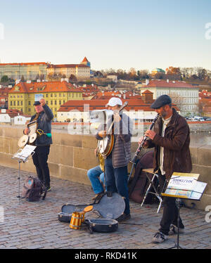 Praga, Repubblica Ceca - 14 NOV 2018: street band musicale in esecuzione al Ponte Carlo a Praga. Il Castello di Praga in background. Foto Stock