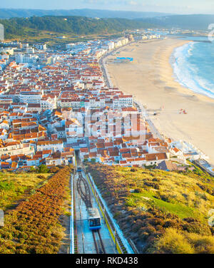 Vista aerea di Nazare da Miradouro do Suberco, con la funicolare. Portogallo Foto Stock