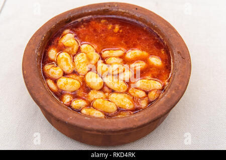 Piastra di kuru fasulye (fagioli bianchi cotti in una piccante salsa di pomodoro) in Turchia. Foto Stock