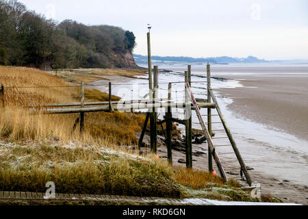 Vecchio pontile in legno. Lydney Harbour, Gloucestershire England Regno Unito Foto Stock