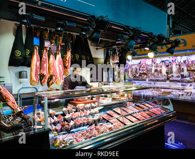 Barcellona, Spagna - CIRCA NEL MAGGIO 2018: Merchant in La Boqueria. Questo è un grande mercato pubblico nella Ciudad Vieja quartiere di Barcellona, in Catalogna, Spagna, Foto Stock