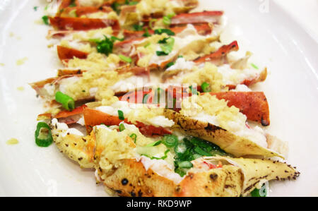 Cucinato king crab gambe su di una piastra. close up. Foto Stock