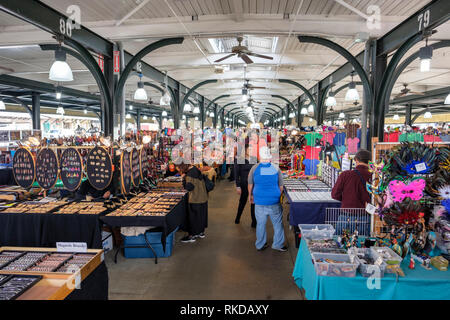 Vista interna di New Orleans il mercato francese, i clienti lo shopping nei negozi del colonnato, mercato agricolo, New Orleans French Quarter, Louisiana, Stati Uniti d'America Foto Stock