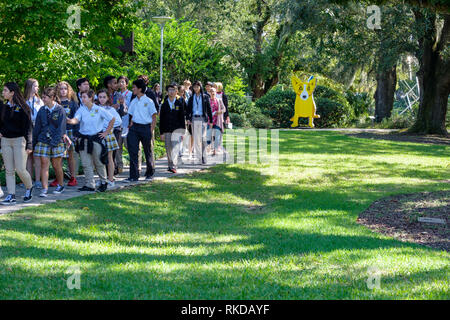 Bambini, studenti in gita scolastica al parco cittadino di New Orleans Sculpture Garden, George Rodrigue We Stand Together Sculpture, New Orleans, Louisiana, Stati Uniti Foto Stock