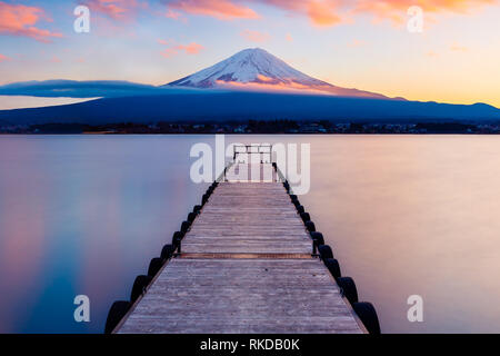 Mt. Fuji con un dock leader nel Lago Kawaguchi, Giappone Foto Stock