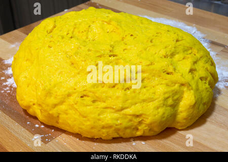 Zafferano giallo impasto che sarà realizzato in zafferano pane che è parte svedese di tradizione di Natale. Foto Stock