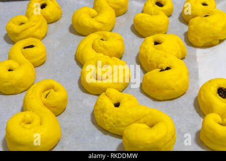 Giallo zafferano in casa pane parte svedese di Natale tradizione pronto per il forno. Foto Stock