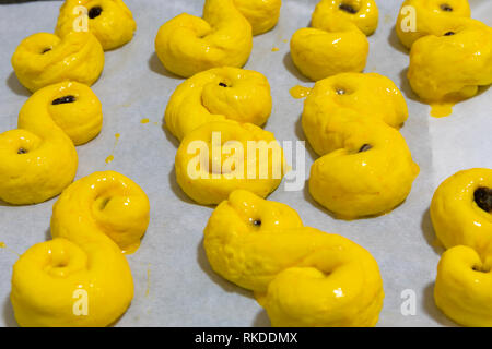 Giallo zafferano in casa pane parte svedese di Natale tradizione pronto per il forno. Foto Stock