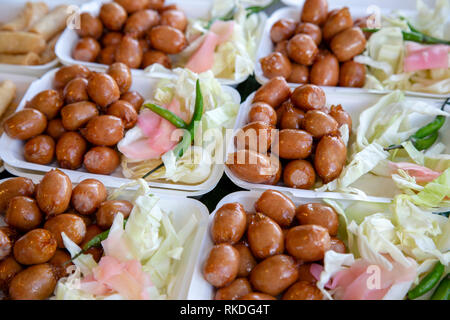 Thai street food Sai krok Isan è una salsiccia fermentata originari del nord-est province della Thailandia. Essa è fatta con carne di maiale e riso, typica Foto Stock