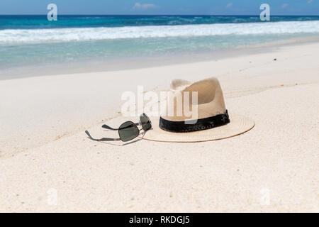 Accessori da spiaggia sulla spiaggia di sabbia per le vacanze estive Foto Stock