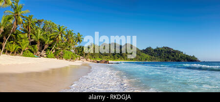 Vista panoramica di esotica spiaggia tropicale delle Seychelles Foto Stock