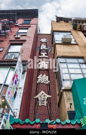 I simboli cinesi sul lato dell'edificio in Chinatown NYC da dritto Foto Stock