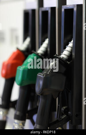 Pistola erogatrice di carburante in una stazione di benzina. Messa a fuoco selettiva. Foto Stock