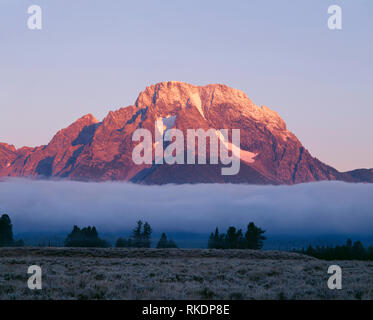 Stati Uniti d'America, Wyoming Grand Teton National Park, Sunrise sul Monte Moran (12,605 piedi) che sorge a circa 6000 piedi sopra il Jackson Hole. Foto Stock