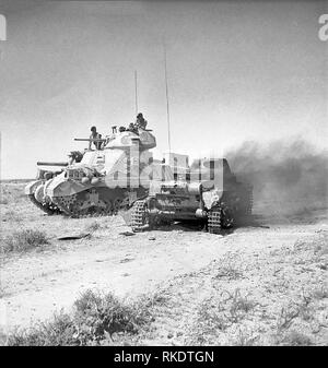 Un britannico M3 concedere il serbatoio accanto a un messo k.o. un tedesco Panzerkampfwagen I serbatoio di luce il 6 giugno 1942 in Nord Africa. Foto Stock